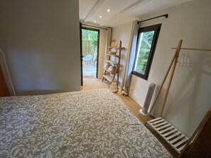 2 habitaciones, tabla de planchar con plancha y cuna de viaje 