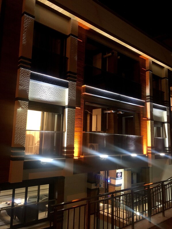 Voorkant accommodatie - avond/nacht