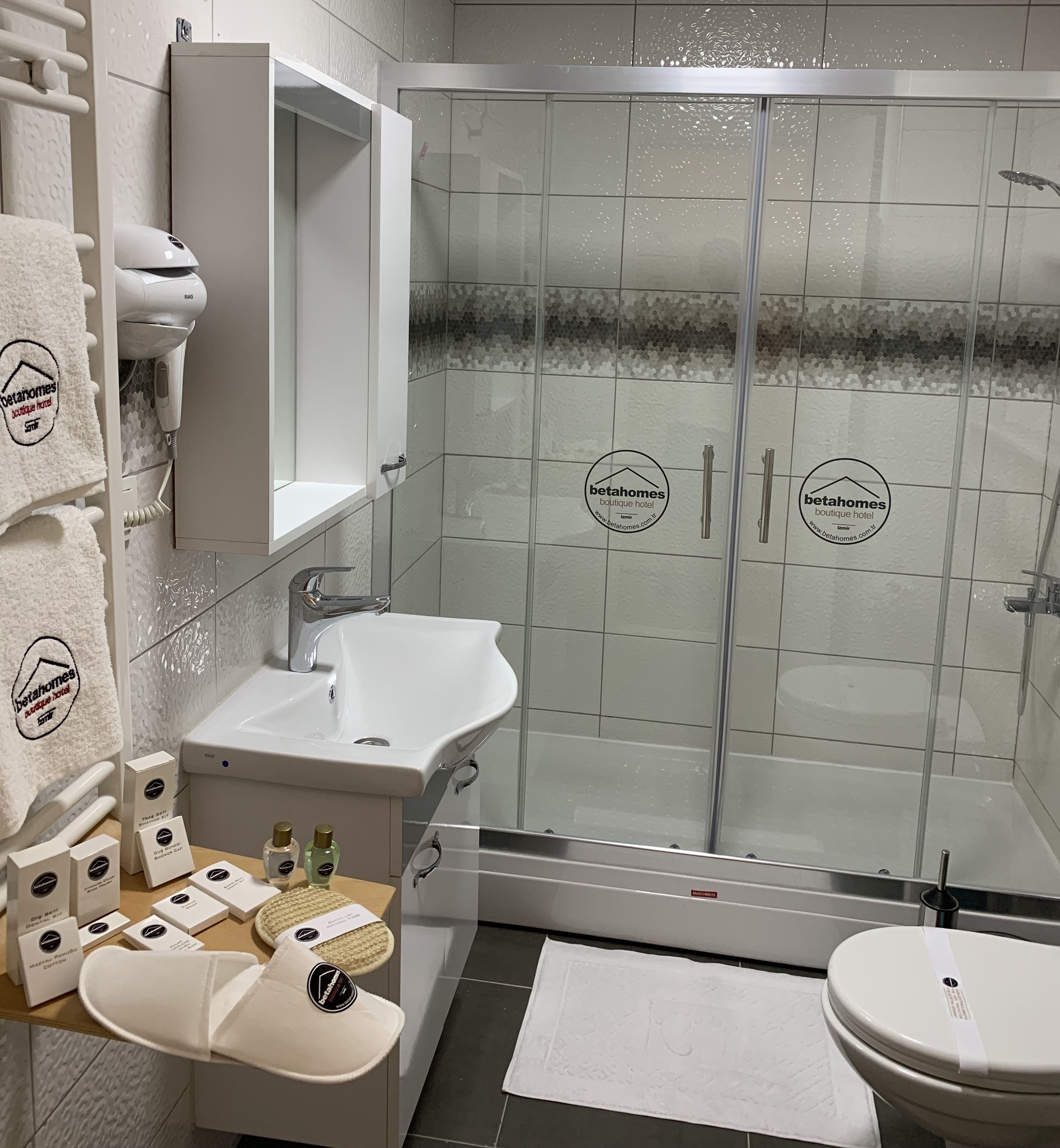 Regadera, amenidades de baño gratuitas, secadora de cabello, pantuflas 