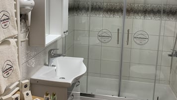 Regadera, amenidades de baño gratuitas, secadora de cabello, pantuflas