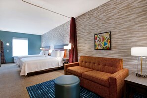Una habitación de hotel con una cama, un sofá, una lámpara, un tapete y un cuadro en la pared.