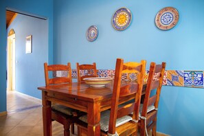 Apartamento básico, 1 quarto | Cozinha privada | Geladeira grande, micro-ondas, fogão, cooktop