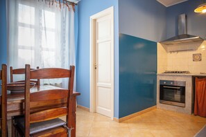 アパートメント 2 ベッドルーム | 専用キッチン | 大型冷蔵庫、電子レンジ、オーブン、コンロ