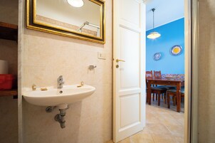 Apartamento básico, 1 habitación | Baño | Ducha, secador de pelo, bidé y toallas