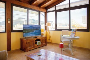 Apartamento básico, 1 habitación | Zona de estar | Una televisión de pantalla plana