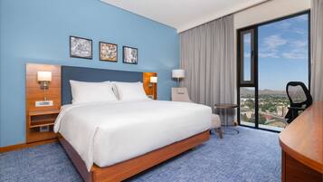 Room, 1 King Bed | Premium bedding, in-room safe, desk, soundproofing