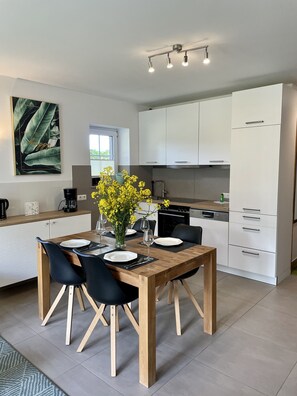 Full-sized fridge, oven, stovetop, dishwasher - Appartementanlage Lancken-Granitz (Lancken-Granitz)