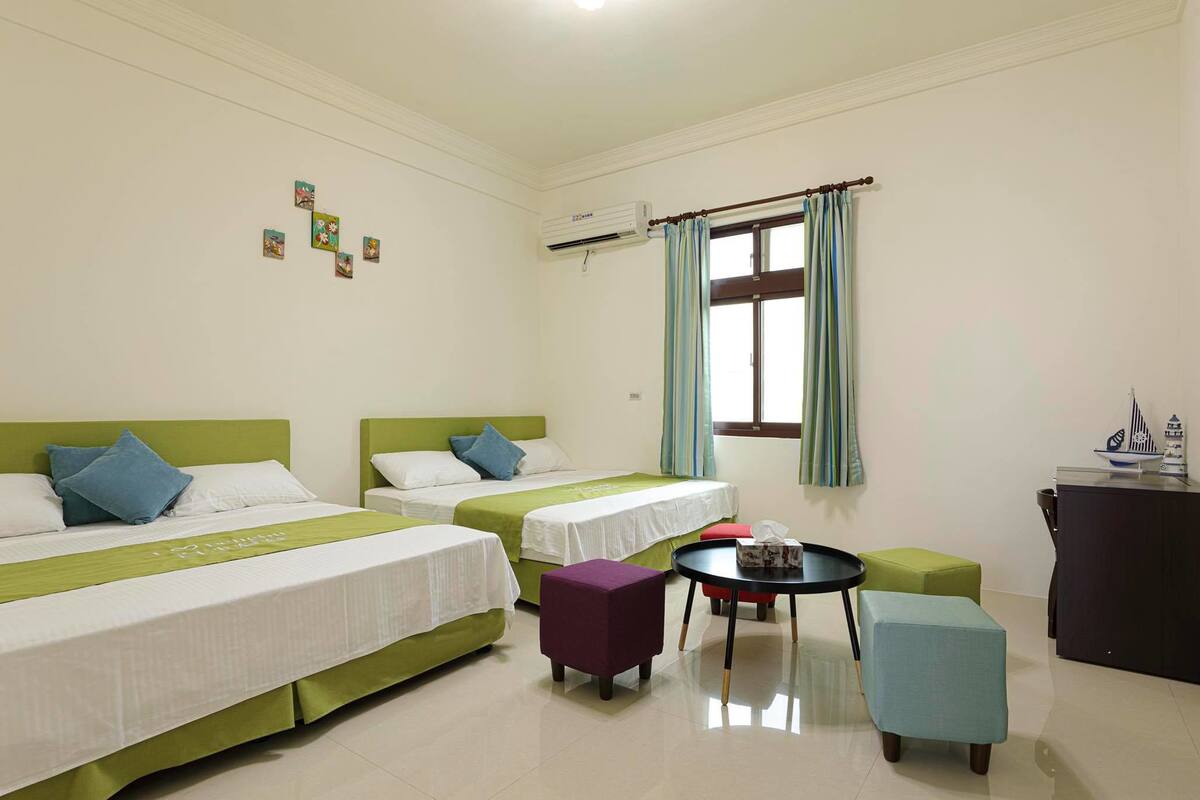 Phòng 4 | Bàn, màn/rèm cản sáng, truy cập Internet không dây miễn phí