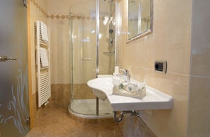 Basic Room | Bathroom | Shower, hair dryer, bidet, towels - Garni Wildbach (Selva di Val Gardena)