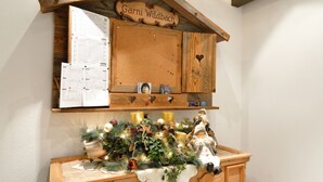 A wooden cabinet with a corkboard and a nameplate reading "Garni Wildbach." - Garni Wildbach (Selva di Val Gardena)