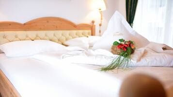 Desk, soundproofing, free WiFi, bed sheets