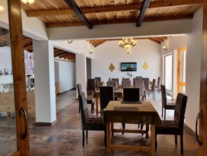 Cafeteira/chaleira, mesas de jantar