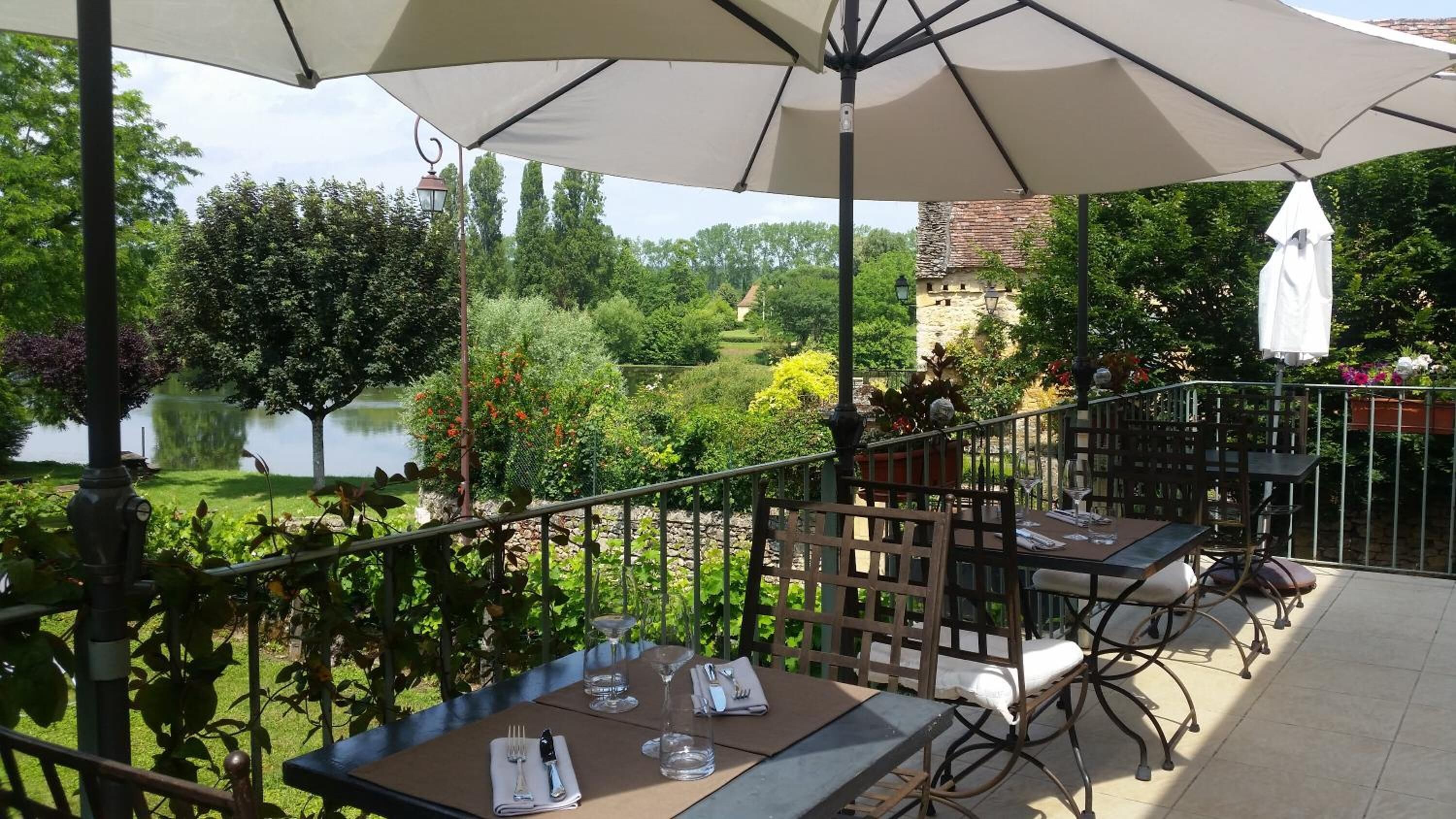 Breakfast, lunch, dinner served; French cuisine 