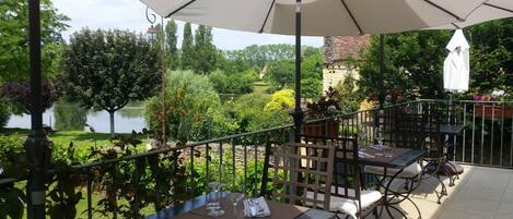 Breakfast, lunch, dinner served; French cuisine