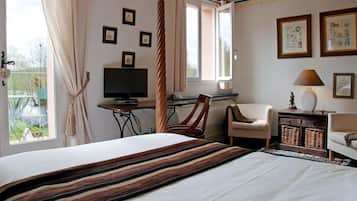 Chambre Double Supérieure, balcon, vue fleuve (Vignoble) | 7 chambres, coffres-forts dans les chambres, décoration personnalisée