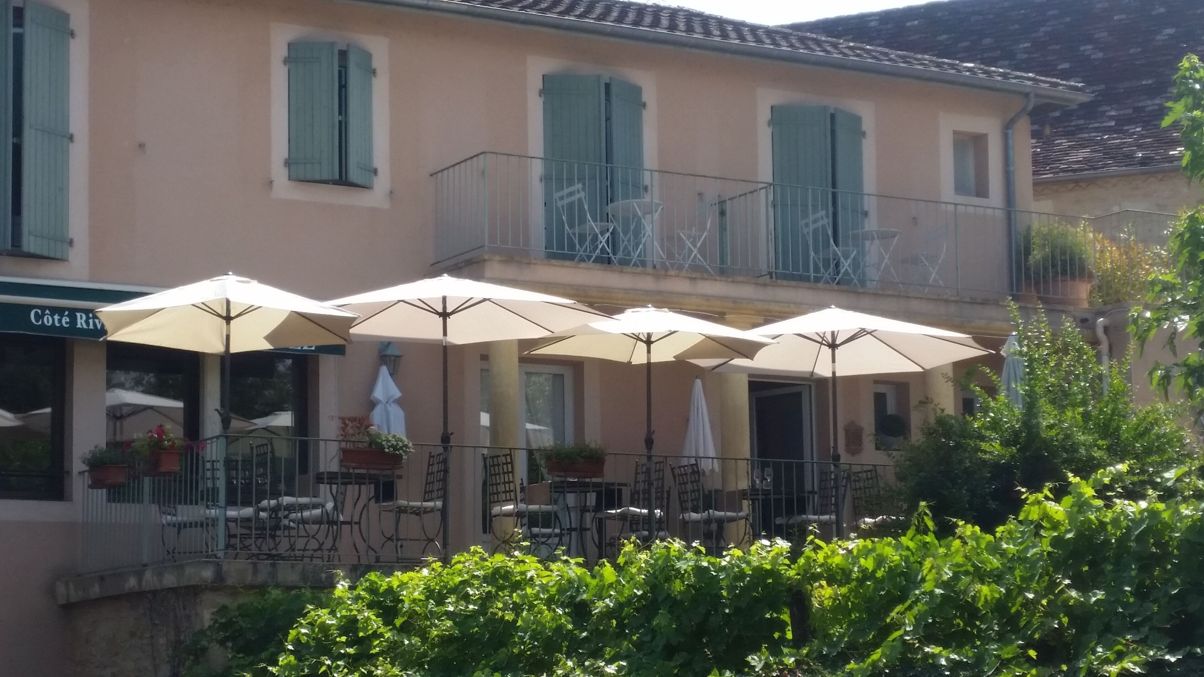 Vista frontal de la propiedad