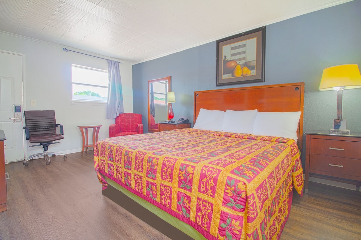 1 slaapkamer, een bureau, beddengoed