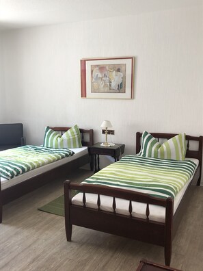 Classic Double Room | Hypo-allergenic bedding, down comforters, individually decorated - Bürgerhotel (Uelzen)
