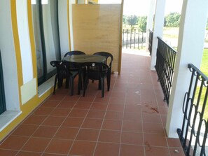 Outdoor dining - House overlooking the pool, ideal for families. (Vimieiro)