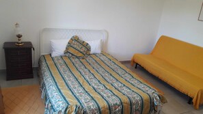 1 bedroom, travel cot, free WiFi, bed sheets - House overlooking the pool, ideal for families. (Vimieiro)