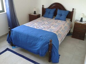 Travel cot, free WiFi, bed sheets - House overlooking the pool, ideal for families. (Vimieiro)