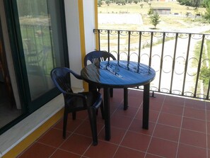 Outdoor dining - House overlooking the pool, ideal for families. (Vimieiro)