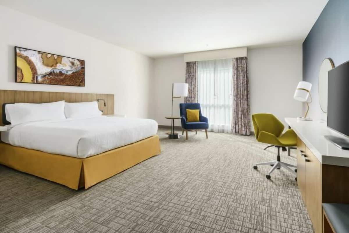 In-room safe, desk, laptop workspace, cribs (free)