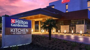 A Hilton Garden Inn sign with a modern building in the background. - Hilton Garden Inn Sunnyvale (Sunnyvale)