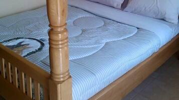 Dubbelrum | Skrivbord, arbetsyta för laptop, mörkläggningsgardiner och ljudisolering