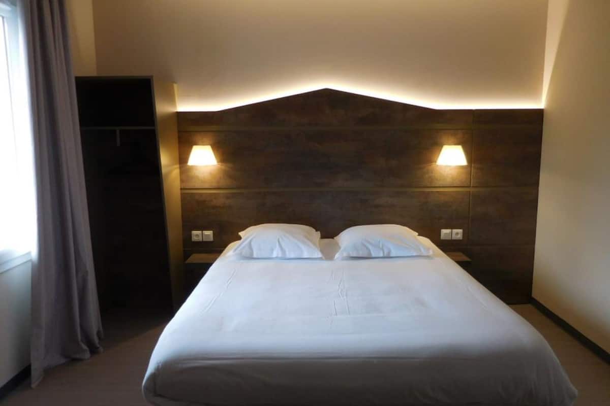 individually decorated, individually furnished, desk, soundproofing