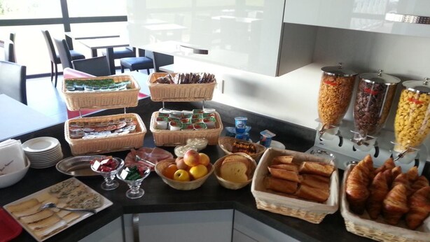 Een ontbijtbuffet met diverse gerechten en toevoegingen.