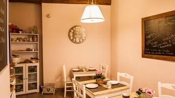 TĂ€gliches inbegriffenes FrĂŒhstĂŒcksbuffet