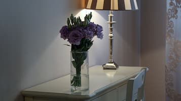 Suite Royal | Copriletto in piuma, una scrivania, postazione laptop, insonorizzazione