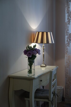 Phòng Suite Royal | Chăn bông, bàn, khu vực làm việc phù hợp cho laptop, phòng cách âm 