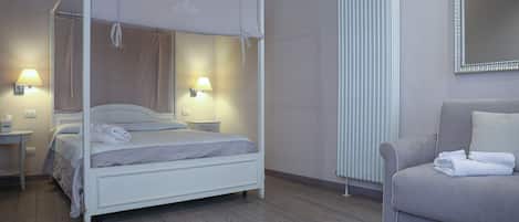 Royal Suite | Down comforters, desk, laptop workspace, soundproofing