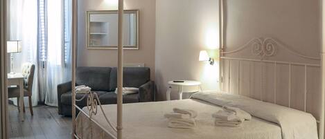 ألحفة محشوة بالريش ومكتب ومساحة عمل للكمبيوتر المحمول