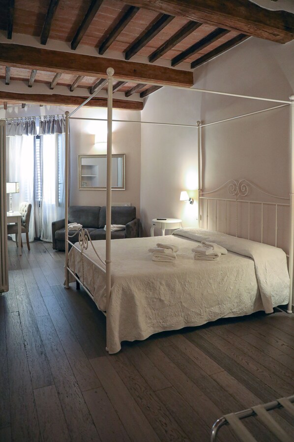 Superior-Doppelzimmer | Daunenbettdecken, Schreibtisch, laptopgeeigneter Arbeitsplatz