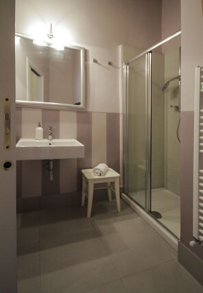 Comfort Double Room | Bathroom | Shower, free toiletries, hair dryer, bathrobes