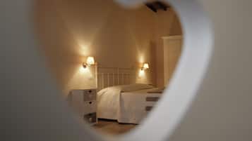 Copriletto in piuma, una scrivania, postazione laptop, insonorizzazione