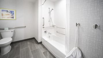 Un baño moderno con inodoro, bañera y ducha.