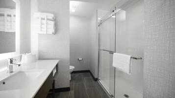 Een bad/douchecombinatie, gratis toiletartikelen, een haardroger