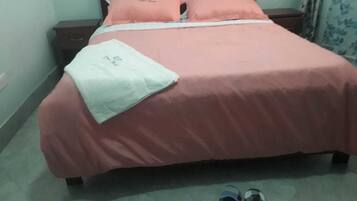 Executive Double Room | Desk, laptop workspace, bed sheets