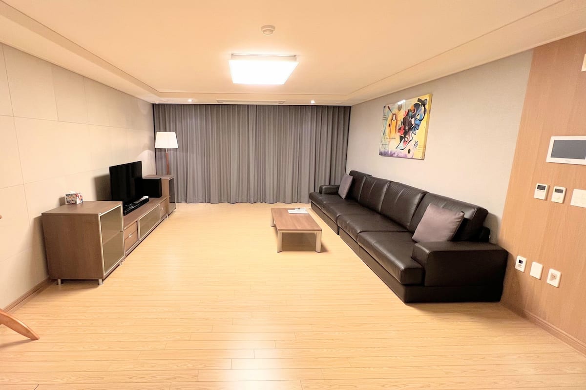 Premier Suite, Ground Floor | Living area | Flat-screen TV