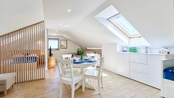 Studio Deluks, 1 kamar tidur | Meja kerja, ruang kerja ramah laptop, Wi-Fi gratis, dan seprai linen