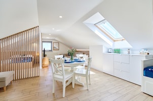 Deluxe Studio, 1 Bedroom | Desk, laptop workspace, free WiFi, bed sheets