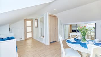 Deluxe Studio, 1 Bedroom | Desk, laptop workspace, free WiFi, bed sheets