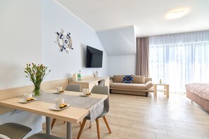 Escritorio, espacio para trabajar con laptop y wifi gratis 