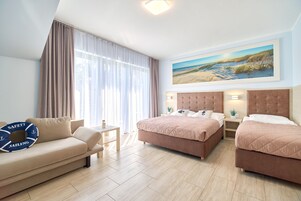 Family Room | Desk, laptop workspace, free WiFi, bed sheets