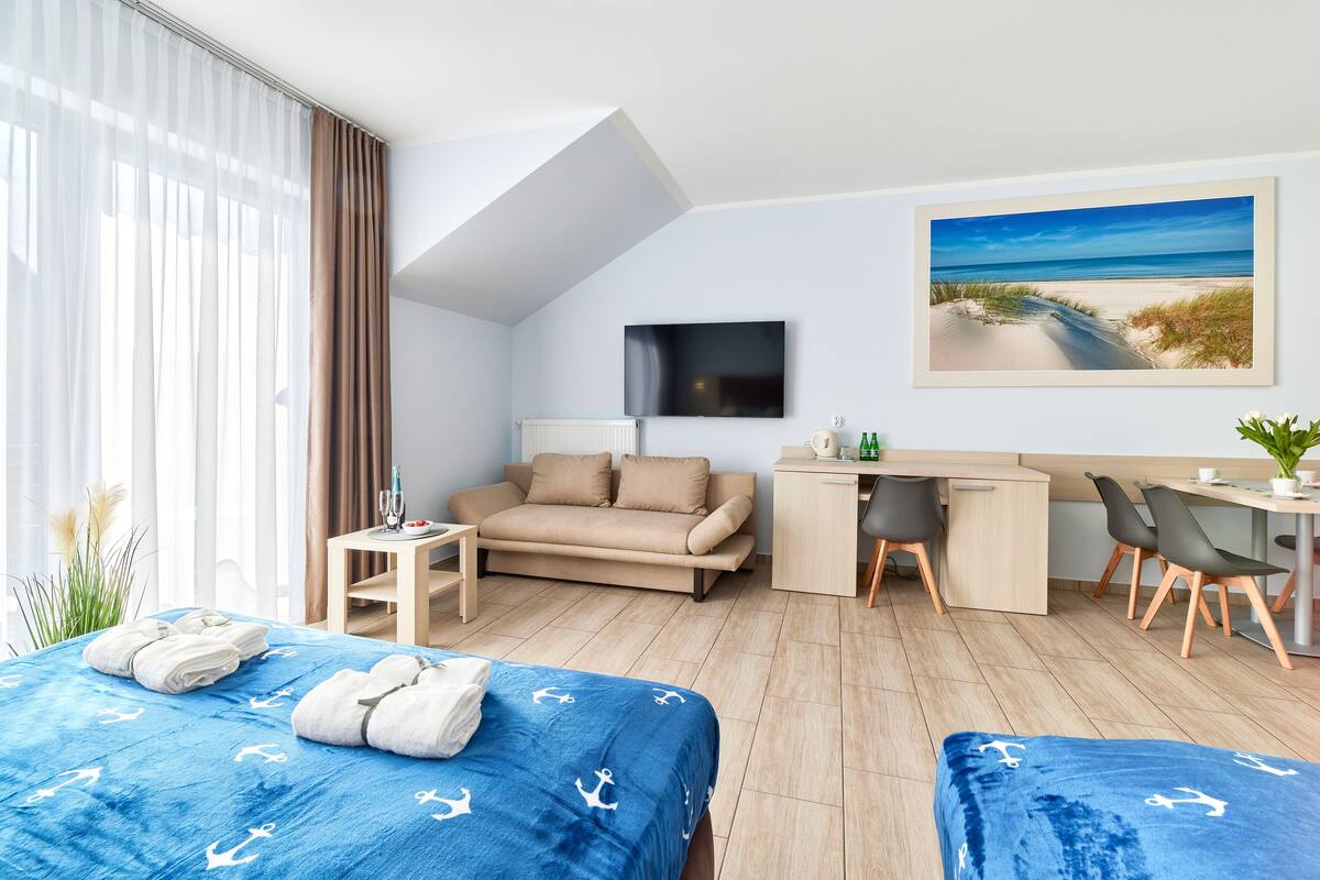 Family Room | Desk, laptop workspace, free WiFi, bed sheets