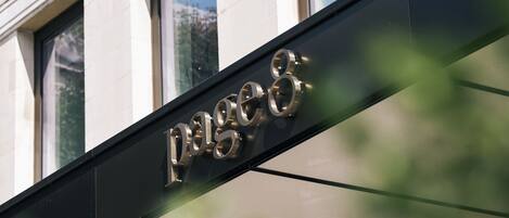 Fachada de edificio con un cartel que dice "page8".